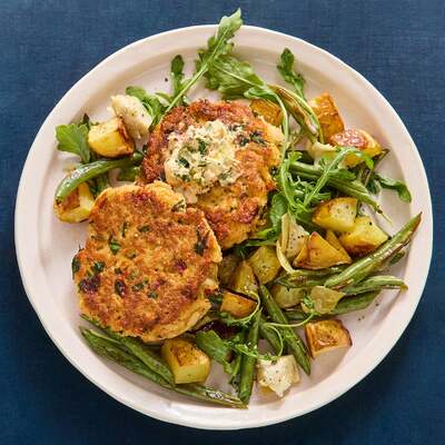 Crab Cakes & Spicy Caper Mayo
