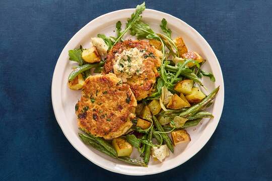 Crab Cakes & Spicy Caper Mayo